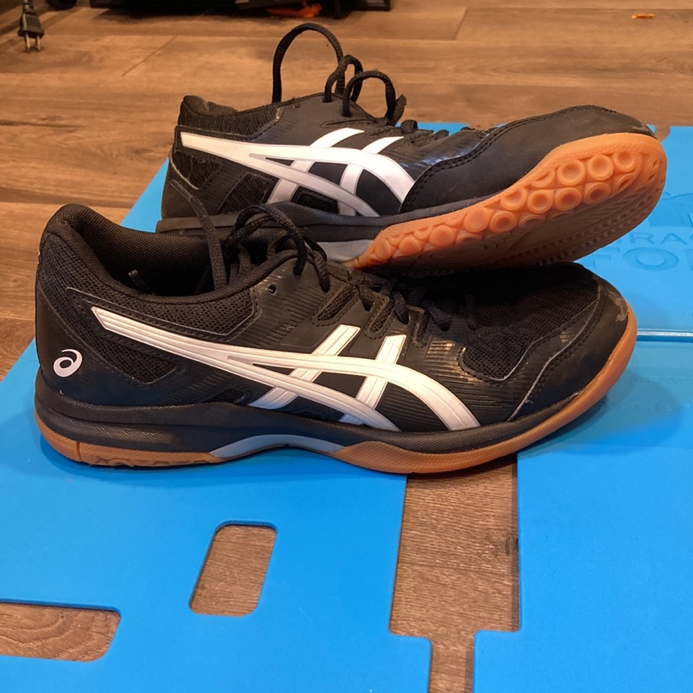 ASICS volleyball court shoes. Women’s size 8.